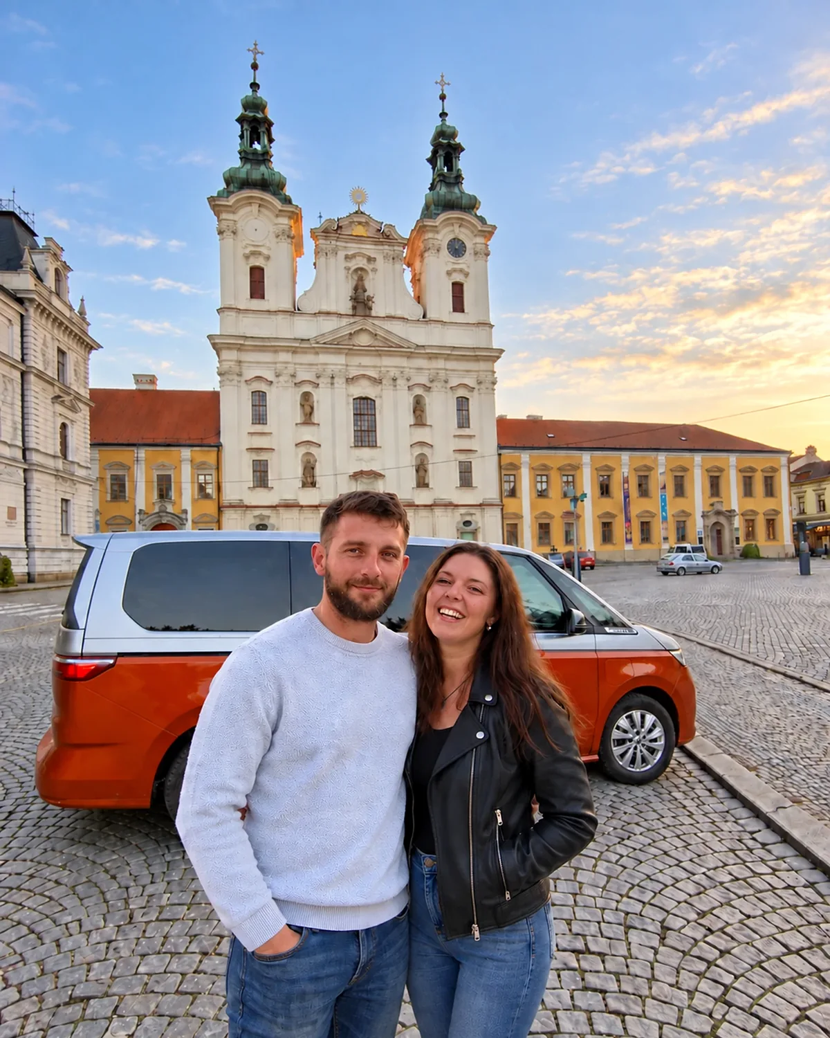 Dva lidé před oranžovým vozem na náměstí v Uherském Hradišti
